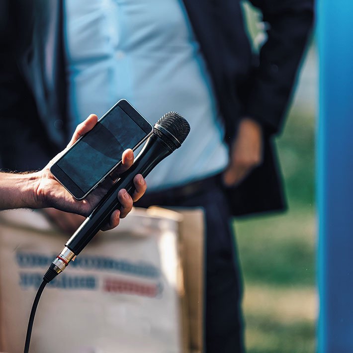 Why microphones in news are crucial? How they catch important sound clearly.